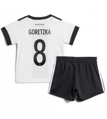 Maillot de foot Allemagne Leon Goretzka #8 Domicile enfant Monde 2022 Manches Courte (+ pantalon court)